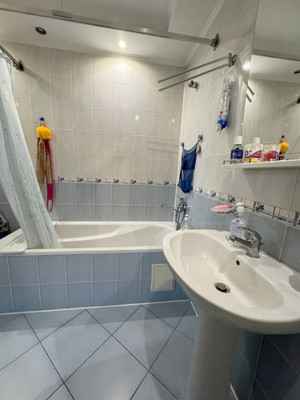 Продам трехкомнатную (3-комн.) квартиру, Адмирала Трибуца наб, 53, Калининград г
