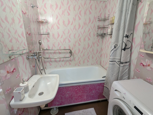 Продам двухкомнатную (2-комн.) квартиру, Героев ул, 9, Костомукша г