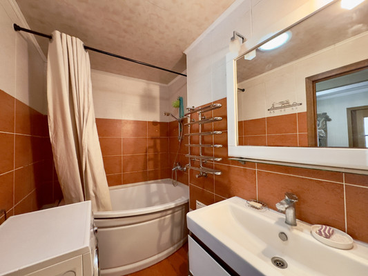 Продам трехкомнатную (3-комн.) квартиру, Строительная ул, 21, Саки г