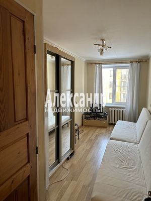 Продам трехкомнатную (3-комн.) квартиру, Приморское ш, 423к2, Репино п