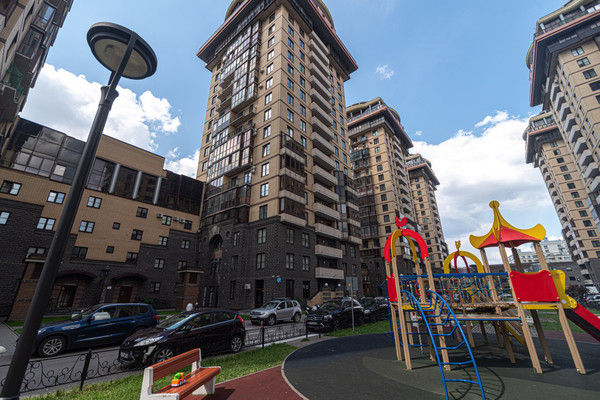 Продам трехкомнатную (3-комн.) квартиру, Киевская ул, 3, Санкт-Петербург г
