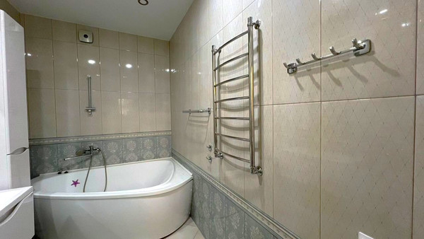 Продам трехкомнатную (3-комн.) квартиру, Курортная ул, 87, Калининград г