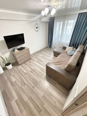 Продам трехкомнатную (3-комн.) квартиру, им. Селезнева ул, 182, Краснодар г
