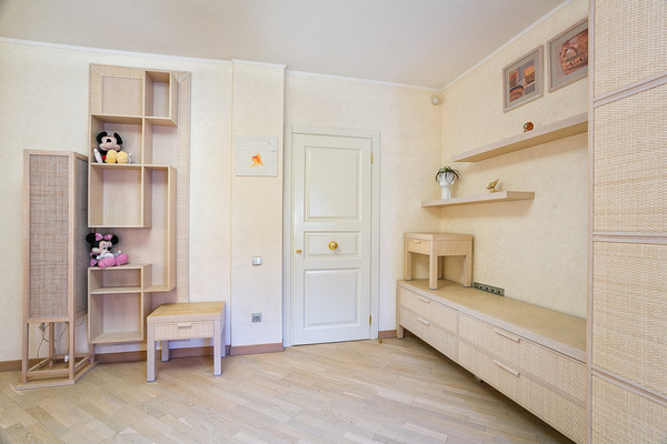 Продам трехкомнатную (3-комн.) квартиру, Володарского ул, 9, Ялта г