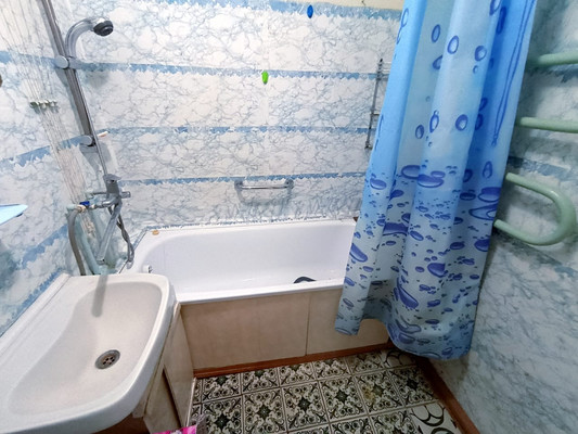 Продам двухкомнатную (2-комн.) квартиру, Строителей ул, 33а, Новомичуринск г