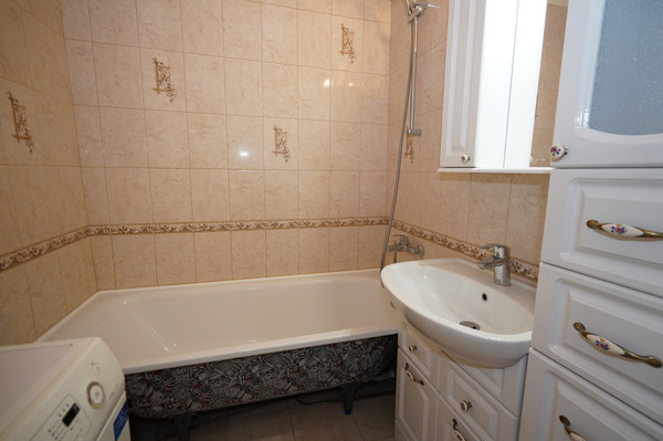 Продам двухкомнатную (2-комн.) квартиру, Маршала Савицкого ул, 12, Москва г