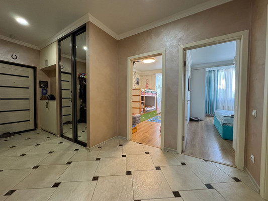 Продам трехкомнатную (3-комн.) квартиру, Батурина ул, 93, Симферополь г