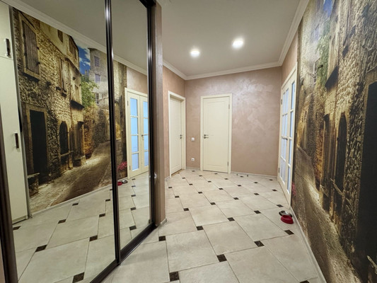 Продам трехкомнатную (3-комн.) квартиру, Батурина ул, 93, Симферополь г
