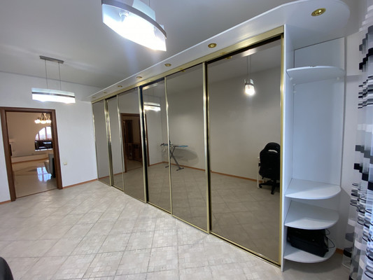 Продам многокомнатную квартиру, 60 лет Октября ул, 19а, Нижневартовск г