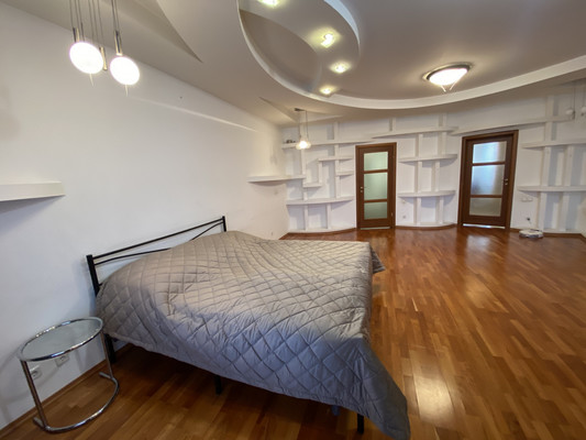 Продам многокомнатную квартиру, 60 лет Октября ул, 19а, Нижневартовск г