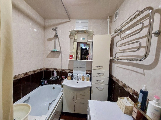 Продам трехкомнатную (3-комн.) квартиру, имени Гагарина Юрия Алексеевича ул, 1Б, Баксан г