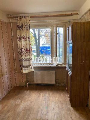 Продам комнату в 4-комн. квартире, Трудящихся б-р, 28, Колпино г