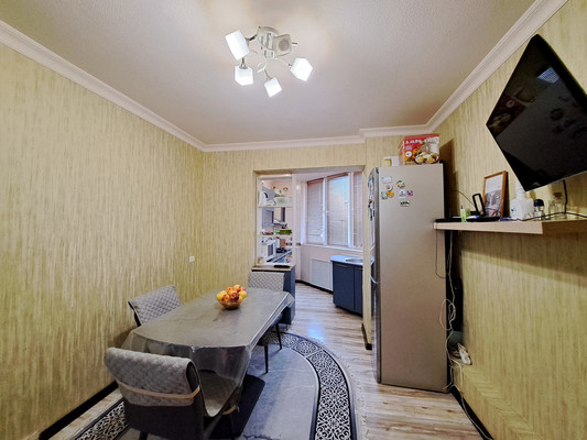 Продам трехкомнатную (3-комн.) квартиру, Осетинская ул, 146, Нальчик г