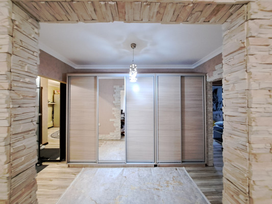 Продам трехкомнатную (3-комн.) квартиру, Осетинская ул, 146, Нальчик г