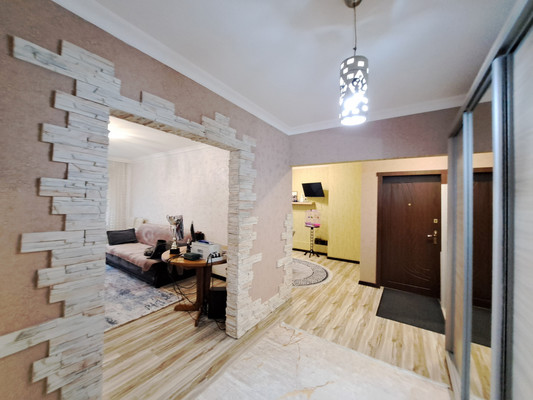 Продам трехкомнатную (3-комн.) квартиру, Осетинская ул, 146, Нальчик г