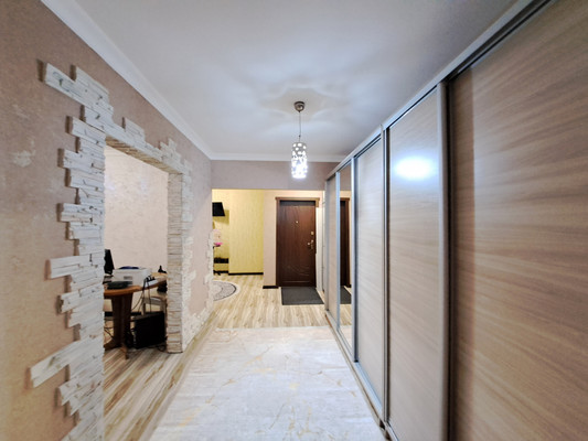 Продам трехкомнатную (3-комн.) квартиру, Осетинская ул, 146, Нальчик г