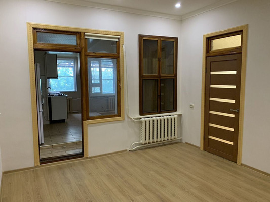 Продам трехкомнатную (3-комн.) квартиру, Крылова ул, 50, Симферополь г
