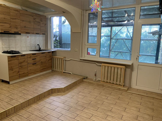 Продам трехкомнатную (3-комн.) квартиру, Крылова ул, 50, Симферополь г