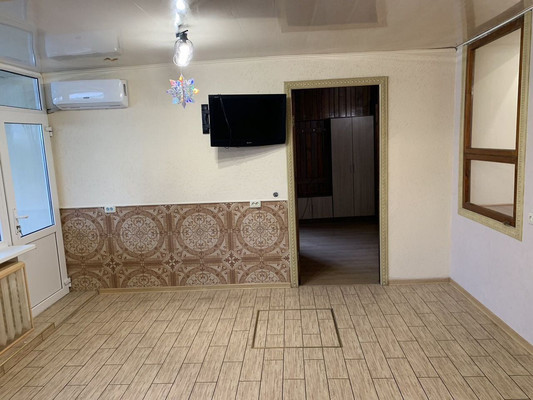 Продам трехкомнатную (3-комн.) квартиру, Крылова ул, 50, Симферополь г