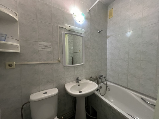 Продам трехкомнатную (3-комн.) квартиру, Лазурная ул, 25Б, Отрадное пгт