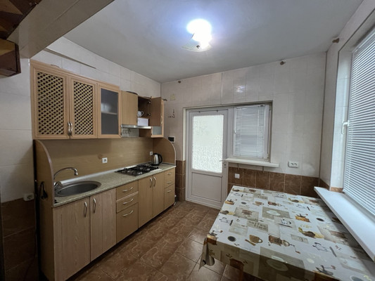 Продам трехкомнатную (3-комн.) квартиру, Лазурная ул, 25Б, Отрадное пгт