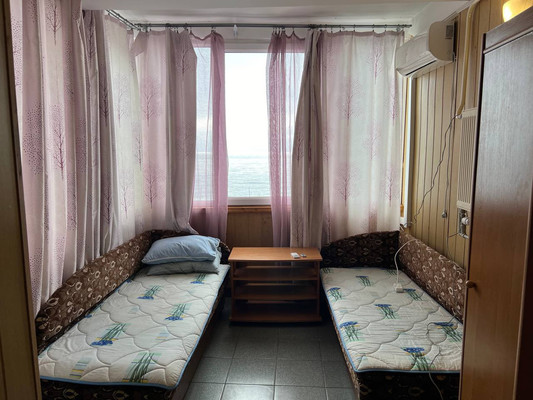 Продам трехкомнатную (3-комн.) квартиру, Лазурная ул, 25Б, Отрадное пгт