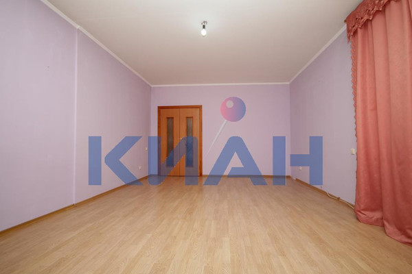 Продам двухкомнатную (2-комн.) квартиру, Академгородок ул, 10а, Красноярск г