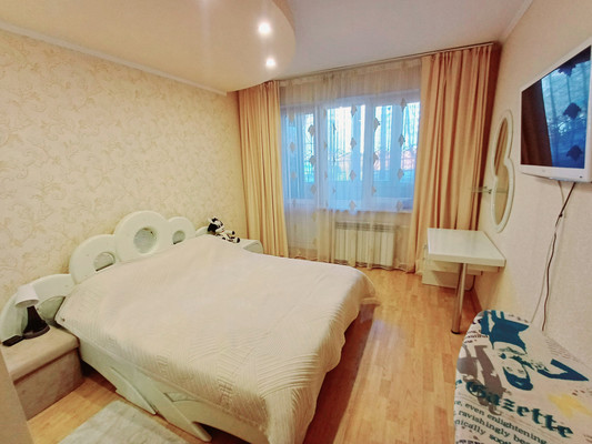 Продам трехкомнатную (3-комн.) квартиру, 60 лет Октября ул, 19, Симферополь г