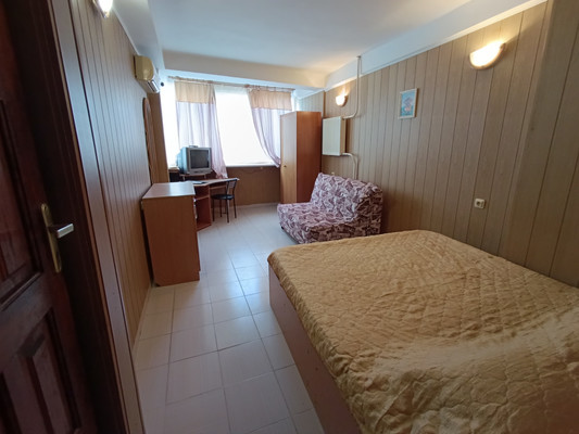 Продам трехкомнатную (3-комн.) квартиру, Лазурная ул, 25Б, Отрадное пгт
