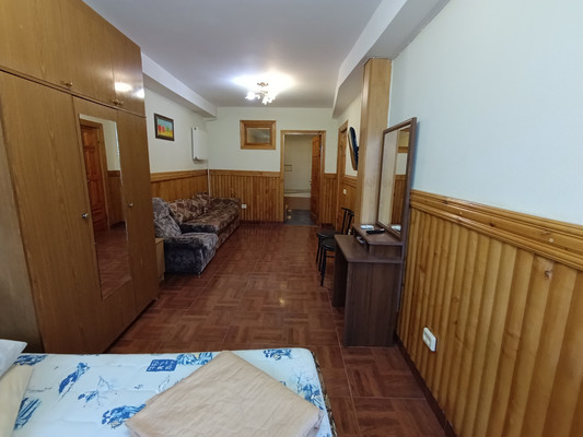 Продам трехкомнатную (3-комн.) квартиру, Лазурная ул, 25Б, Отрадное пгт