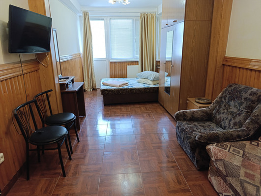 Продам трехкомнатную (3-комн.) квартиру, Лазурная ул, 25Б, Отрадное пгт