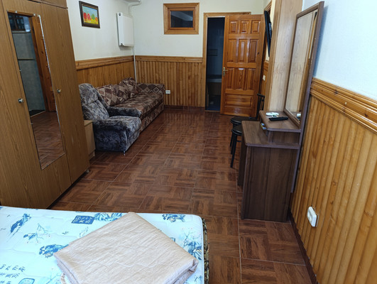 Продам трехкомнатную (3-комн.) квартиру, Лазурная ул, 25Б, Отрадное пгт