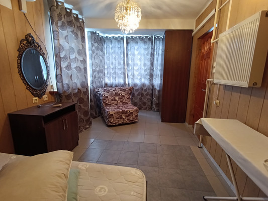 Продам трехкомнатную (3-комн.) квартиру, Лазурная ул, 25Б, Отрадное пгт