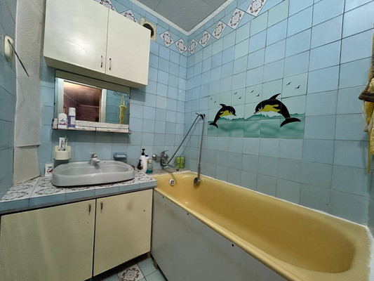 Продам трехкомнатную (3-комн.) квартиру, 1 мкр, 25, Красноперекопск г