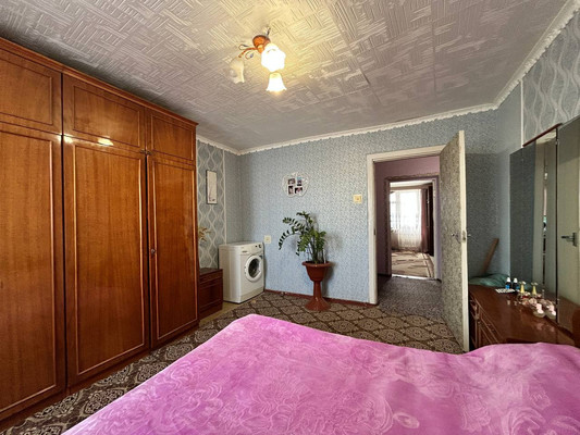 Продам трехкомнатную (3-комн.) квартиру, 1 мкр, 25, Красноперекопск г
