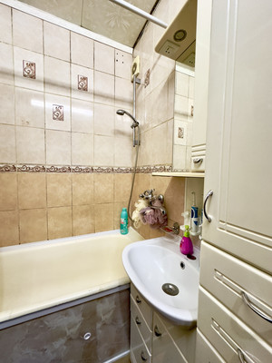 Продам двухкомнатную (2-комн.) квартиру, Беринга ул, 11, Мурманск г