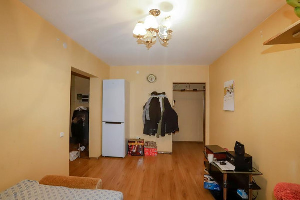 Продам трехкомнатную (3-комн.) квартиру, Сурнова ул, 30к9, Иркутск г