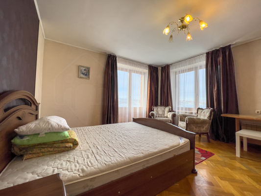 Продам трехкомнатную (3-комн.) квартиру, Дальневосточная ул, 142, Иркутск г