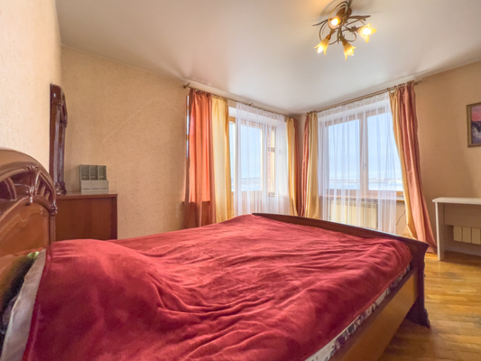 Продам трехкомнатную (3-комн.) квартиру, Дальневосточная ул, 142, Иркутск г