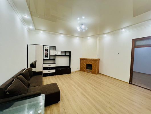 Продам трехкомнатную (3-комн.) квартиру, Крылова ул, 50, Симферополь г