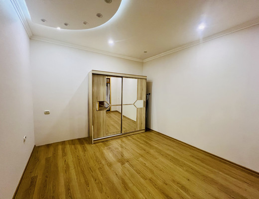 Продам трехкомнатную (3-комн.) квартиру, Крылова ул, 50, Симферополь г