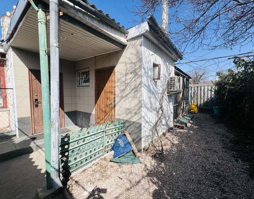 Продам трехкомнатную (3-комн.) квартиру, Крылова ул, 50, Симферополь г