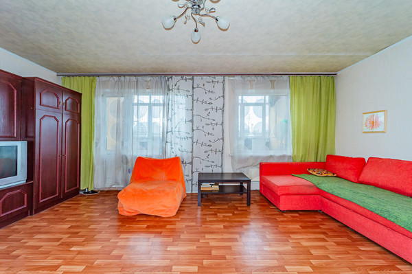 Продам трехкомнатную (3-комн.) квартиру, Колхозников ул, 83, Екатеринбург г