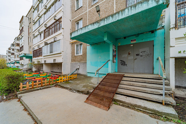 Продам трехкомнатную (3-комн.) квартиру, Колхозников ул, 83, Екатеринбург г