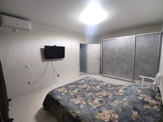 Продам двухкомнатную (2-комн.) квартиру, им. Героя Советского Союза Якова Кобзаря ул, 41, Краснодар г