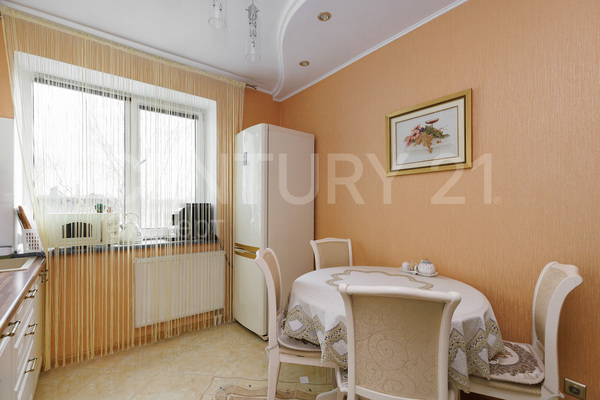 Продам трехкомнатную (3-комн.) квартиру, Полоцкая ул, 28 , Калининград г
