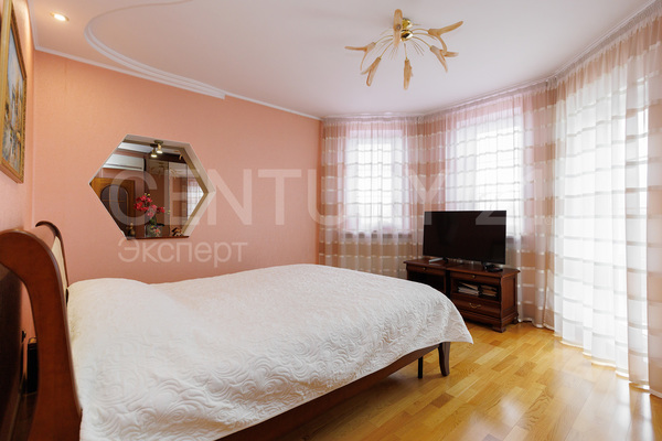 Продам трехкомнатную (3-комн.) квартиру, Полоцкая ул, 28 , Калининград г
