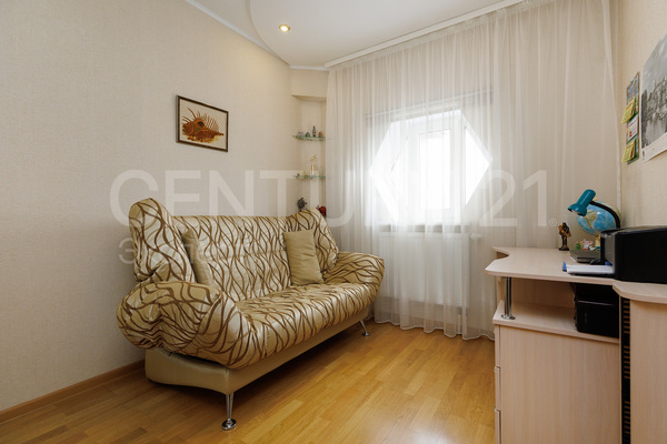 Продам трехкомнатную (3-комн.) квартиру, Полоцкая ул, 28 , Калининград г