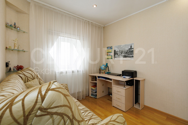 Продам трехкомнатную (3-комн.) квартиру, Полоцкая ул, 28 , Калининград г