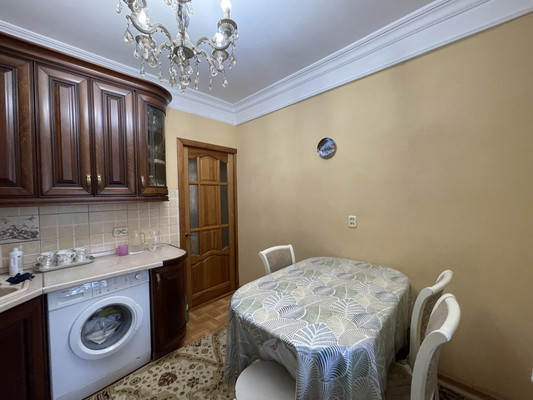 Продам трехкомнатную (3-комн.) квартиру, Амет-хана Султана пр-кт, 10, Махачкала г